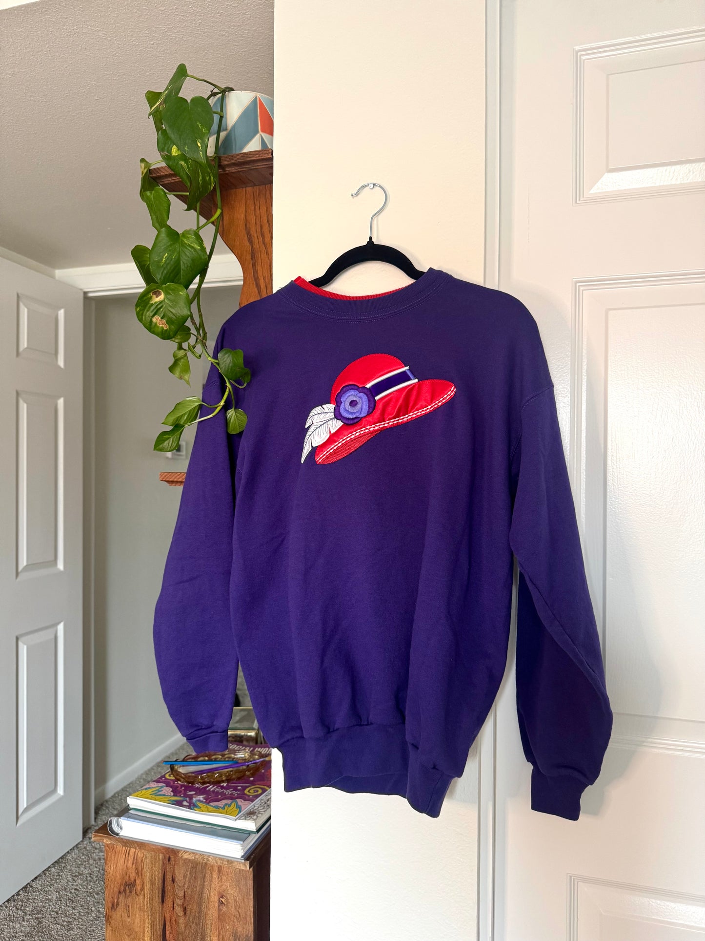 Vintage Embroidered Feather Hat Sweatshirt (M)