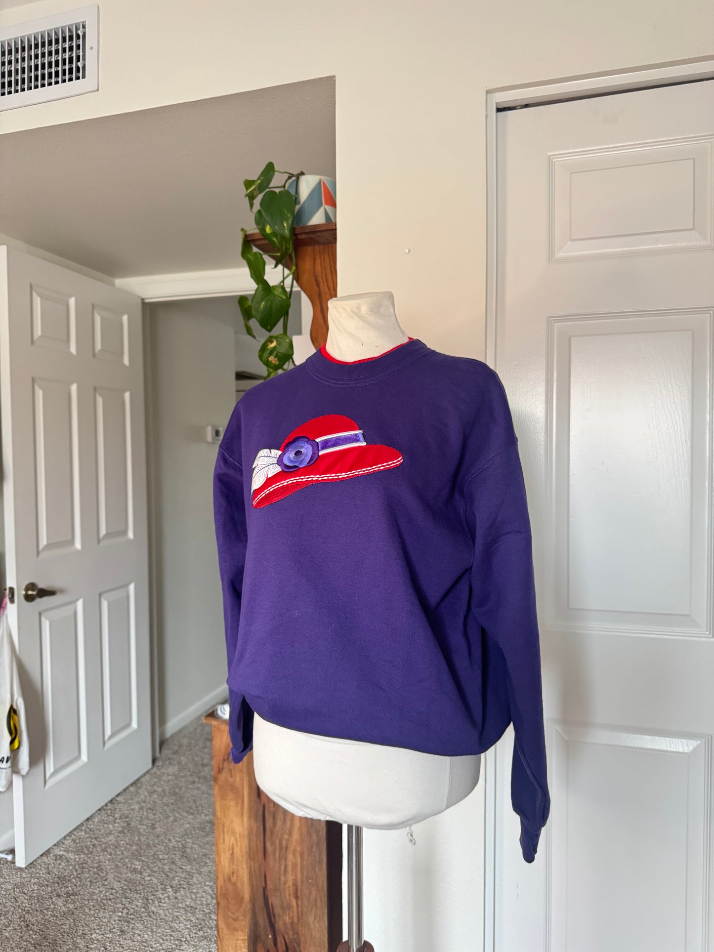Vintage Embroidered Feather Hat Sweatshirt (M)