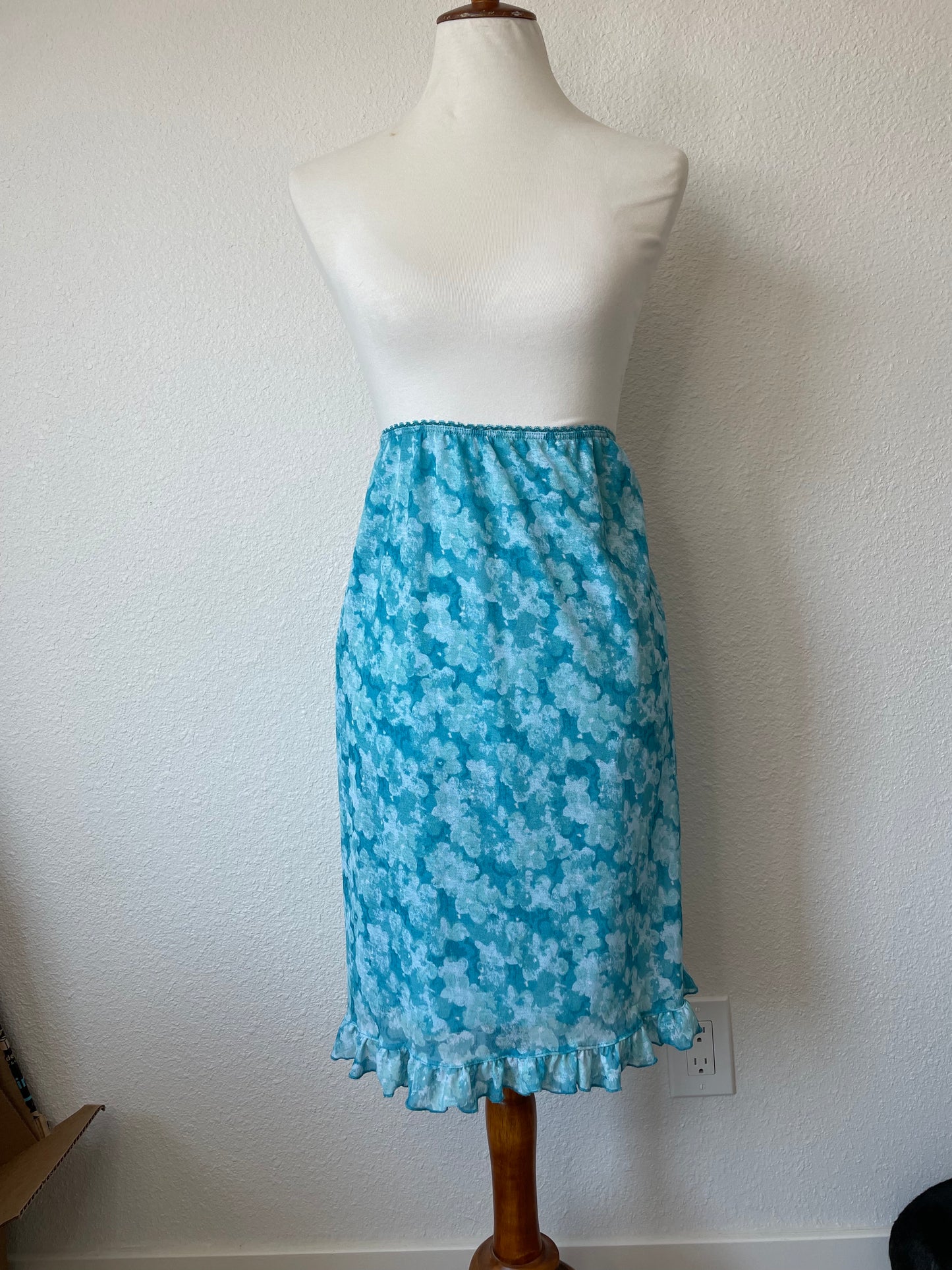 Vintage Blue Watercolor Skirt (22/24)